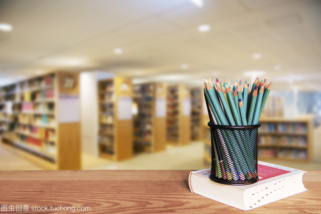 紙間時光 木桌之上，現(xiàn)代圖書館中報刊的沉思